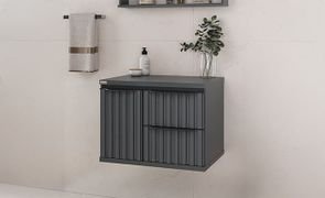 banheiro com gabinete escuro