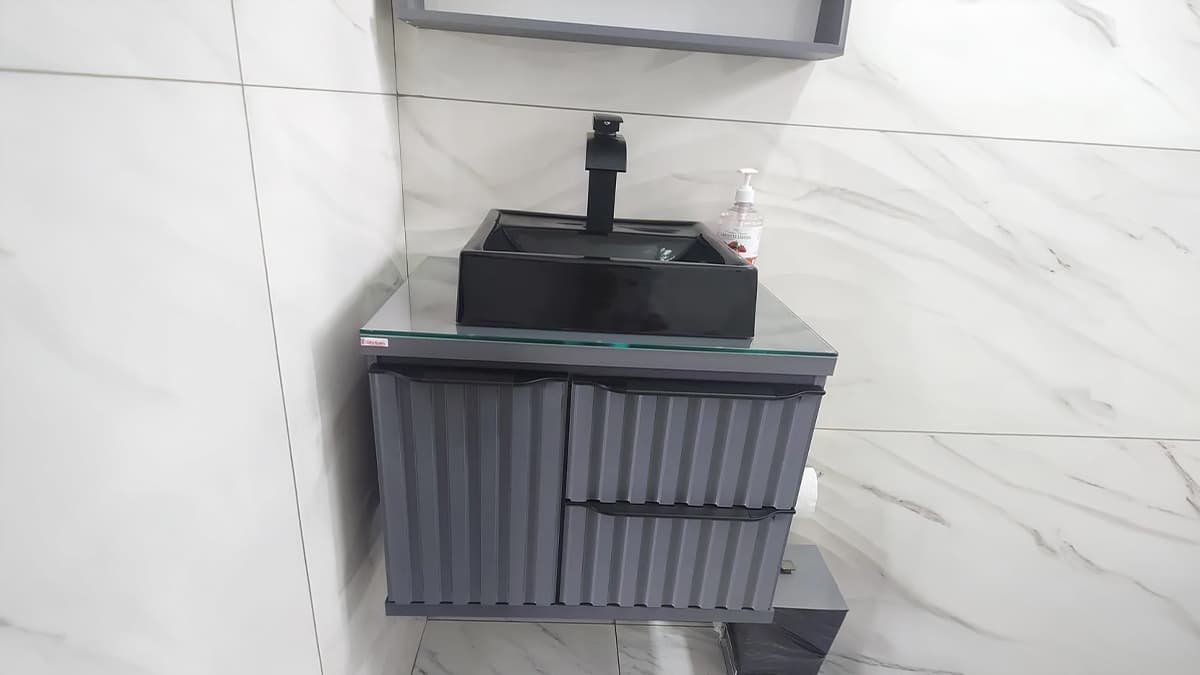 pia de banheiro na cor preta